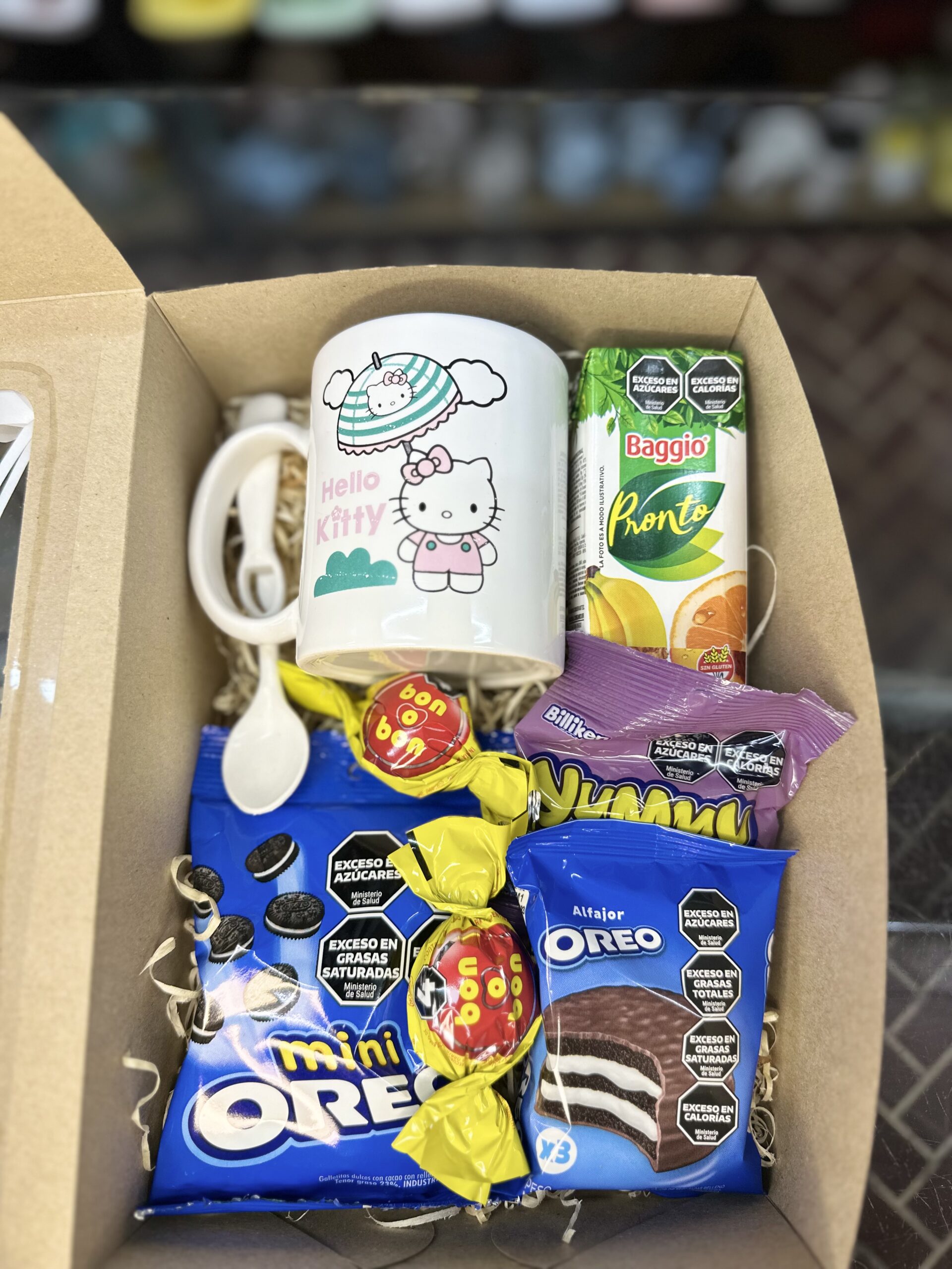 Box merienda con taza de personajes