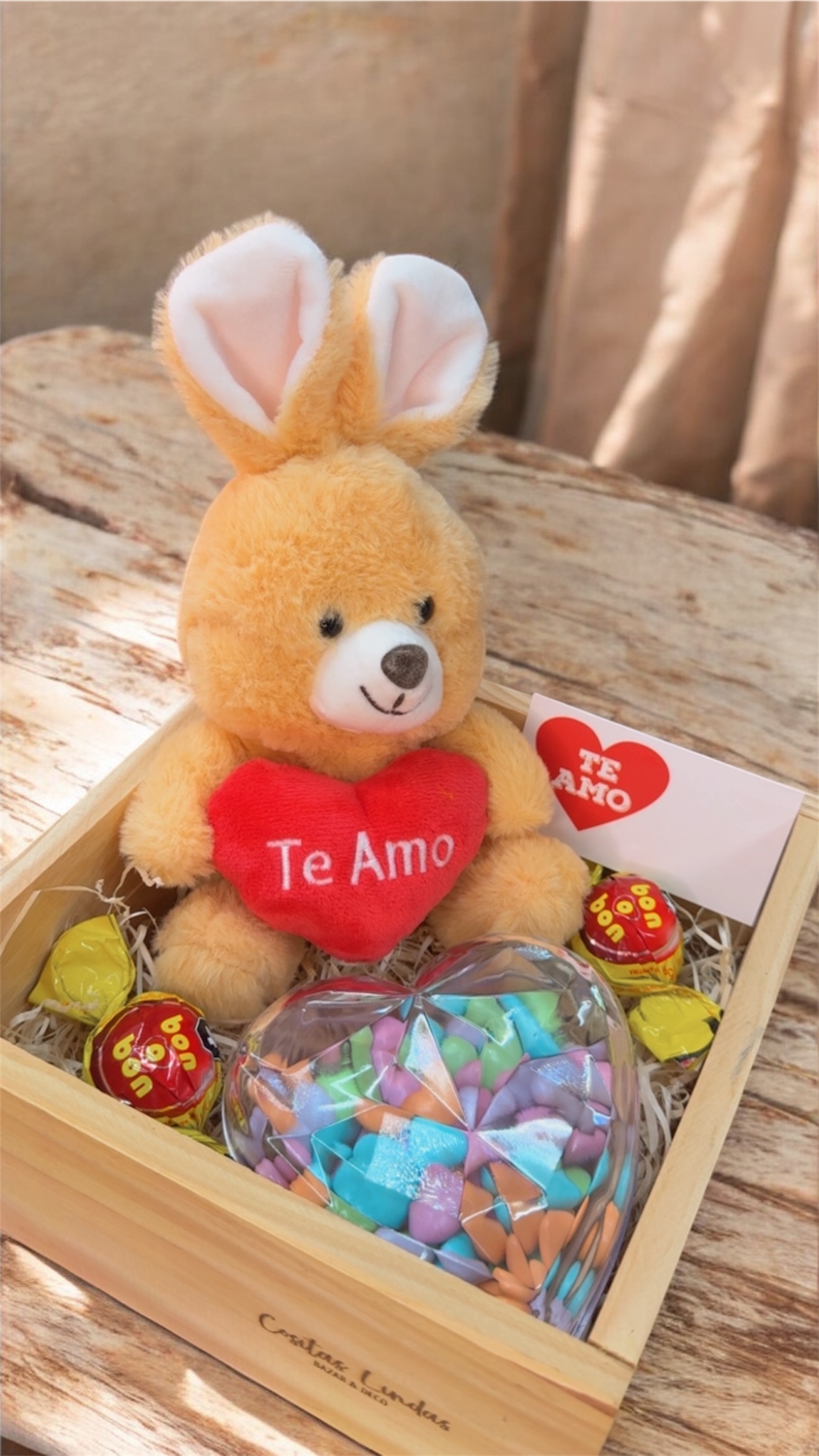 Box peluche conejito con corazón con confites